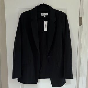 Classic Black Suit Jacket with Tailored Design